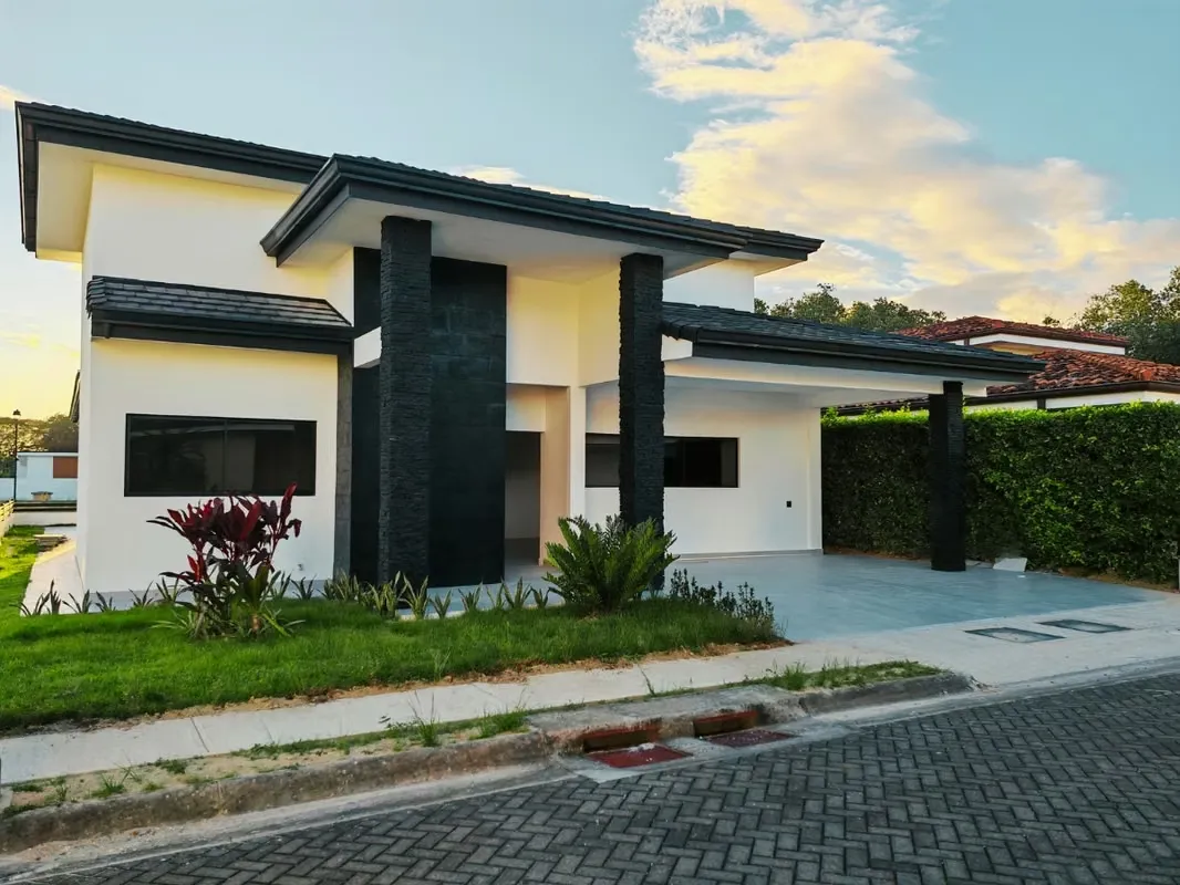 "Casa moderna de 4 habitaciones en condominio privado"
