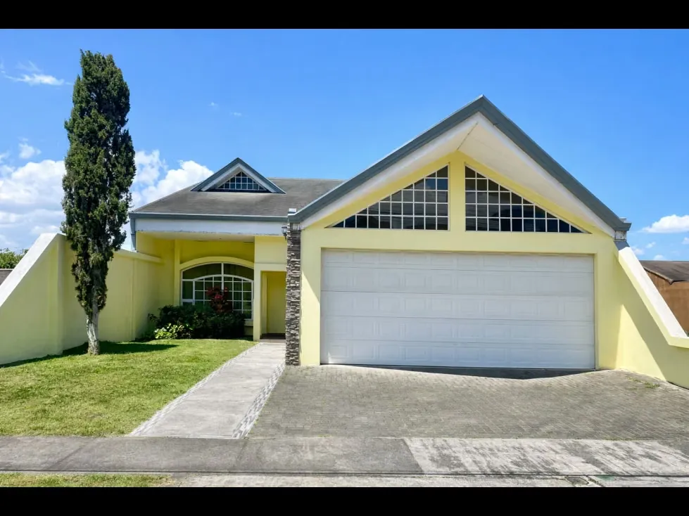 Venta  de amplia y moderna casa en el este