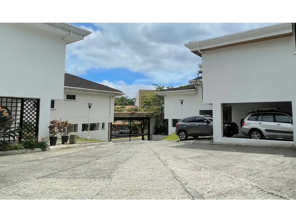 Amplia casa en condominio en venta – Zona Este, Barrio dent