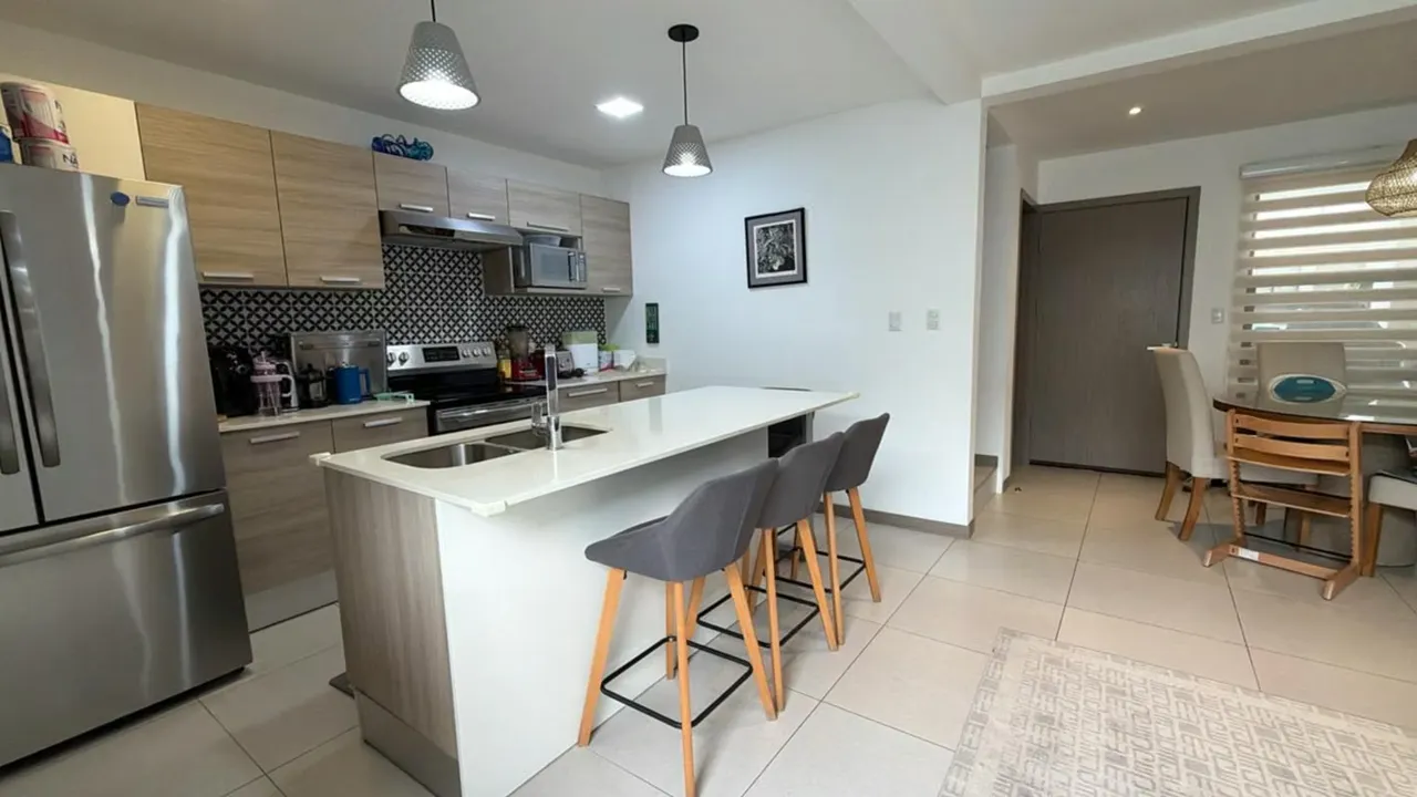 Venta de moderna casa tipo townhouse en exclusivo condominio en Escazú