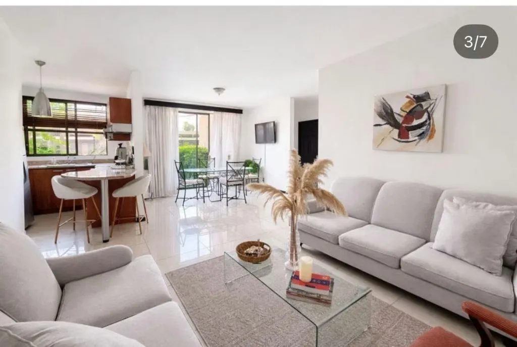 Alquiler de hermoso apartamento en La Sabana. Equipado y listo para habitar.