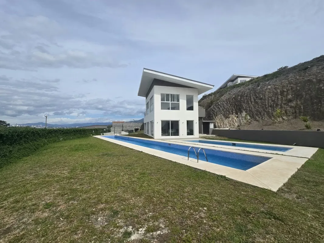 Located in Guachipelín Norte, this elegant house is situated in an exclusive gated community with excellent amenities, ideal for those seeking comfort, privacy, and quality of ...