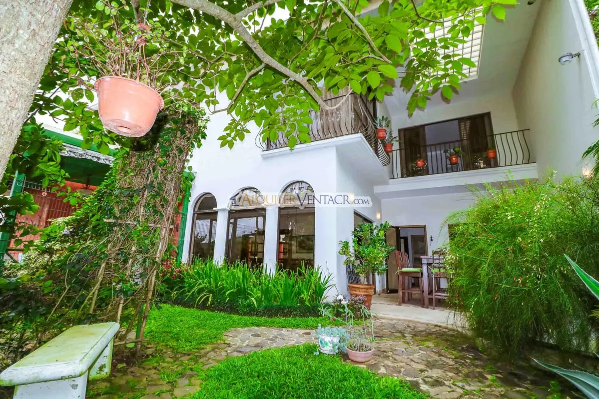 LUJOSA CASA CON 1.596 M2 LOTE Y CON VISTAS EN SAN ANTONIO ESCAZU
