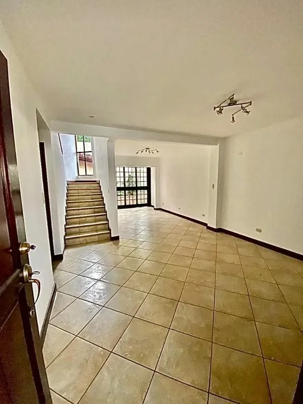 Casa en alquiler en Guachipelín – Espaciosa, elegante y con excelente ubicación