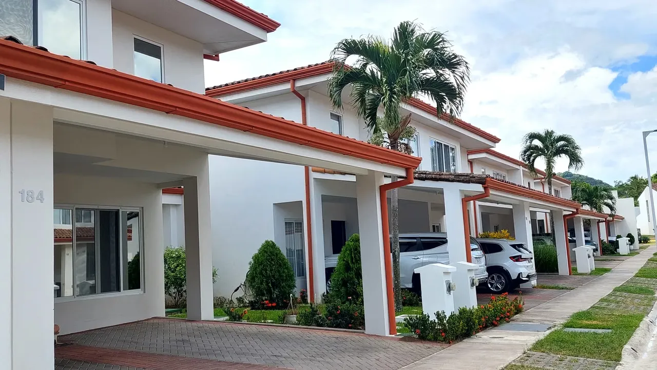 CASA EN ALQUILER CONDOMINIO HACIENDA COLÓN MORA RAH 26-2096