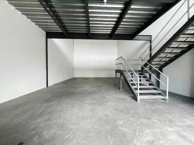 Área total 220m2 (primer piso 150m2 + mezanine 70m2)
