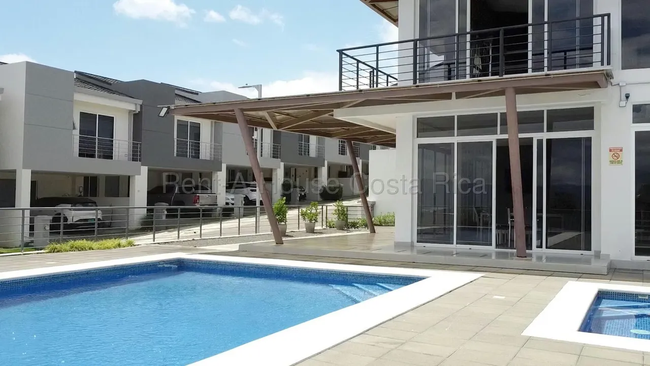 I.G  Se vende casa espaciosa en condominio Altos de Sabanilla