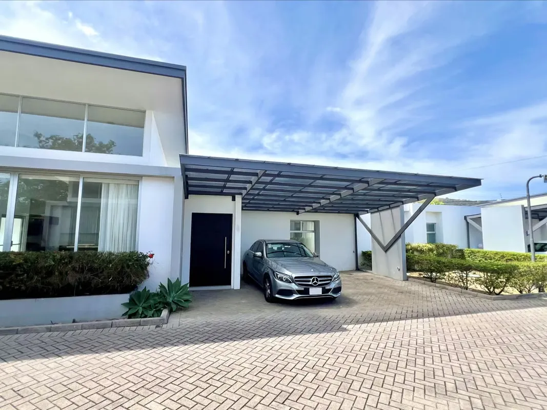 House for rent in Santa Ana. ONE STORY. 2 Bedrooms + Office. Modern style.