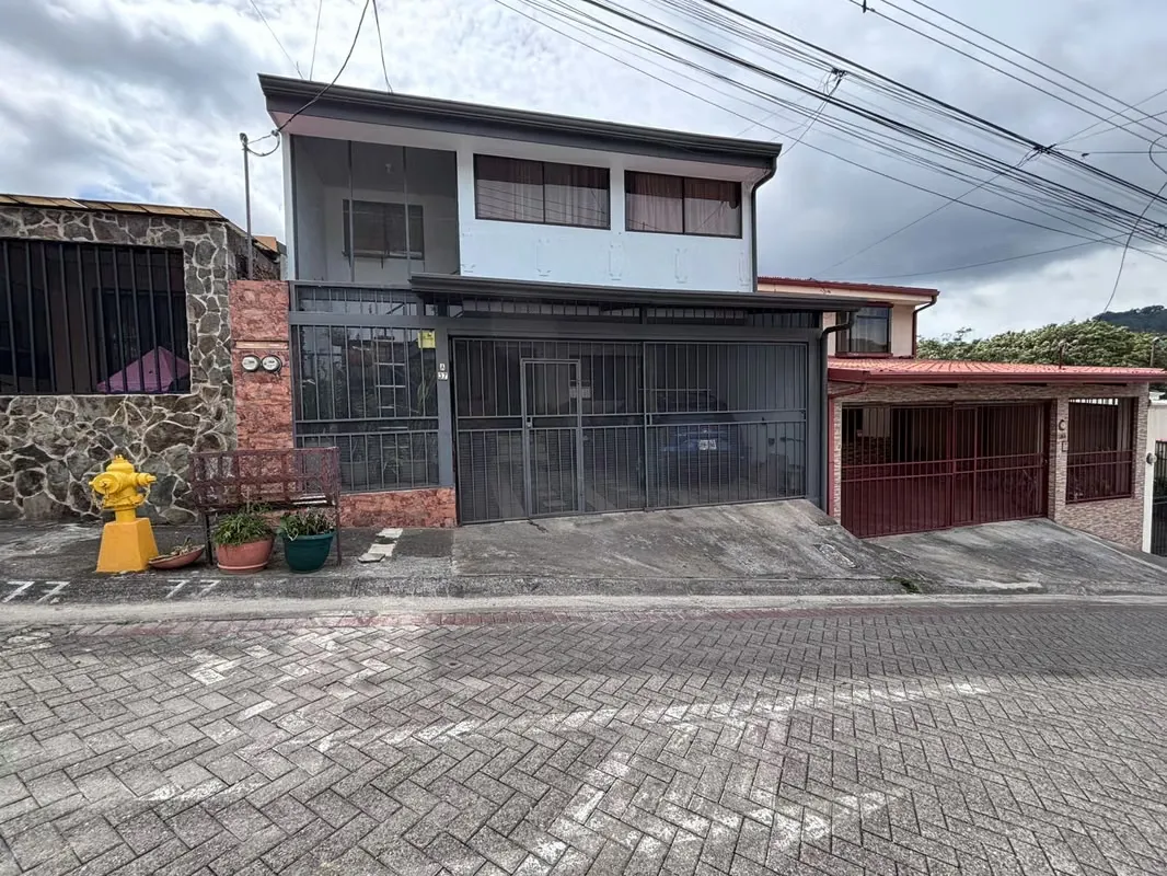 Excelente oportunidad para vivir y generar ingresos adicionales con un apartamento independiente, ubicada en una zona ...