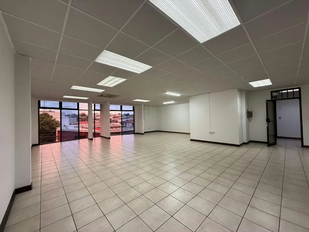 SE ALQUILA – AMPLIO LOCAL COMERCIAL / OFICINAS – CERCANIAS PASEO COLON