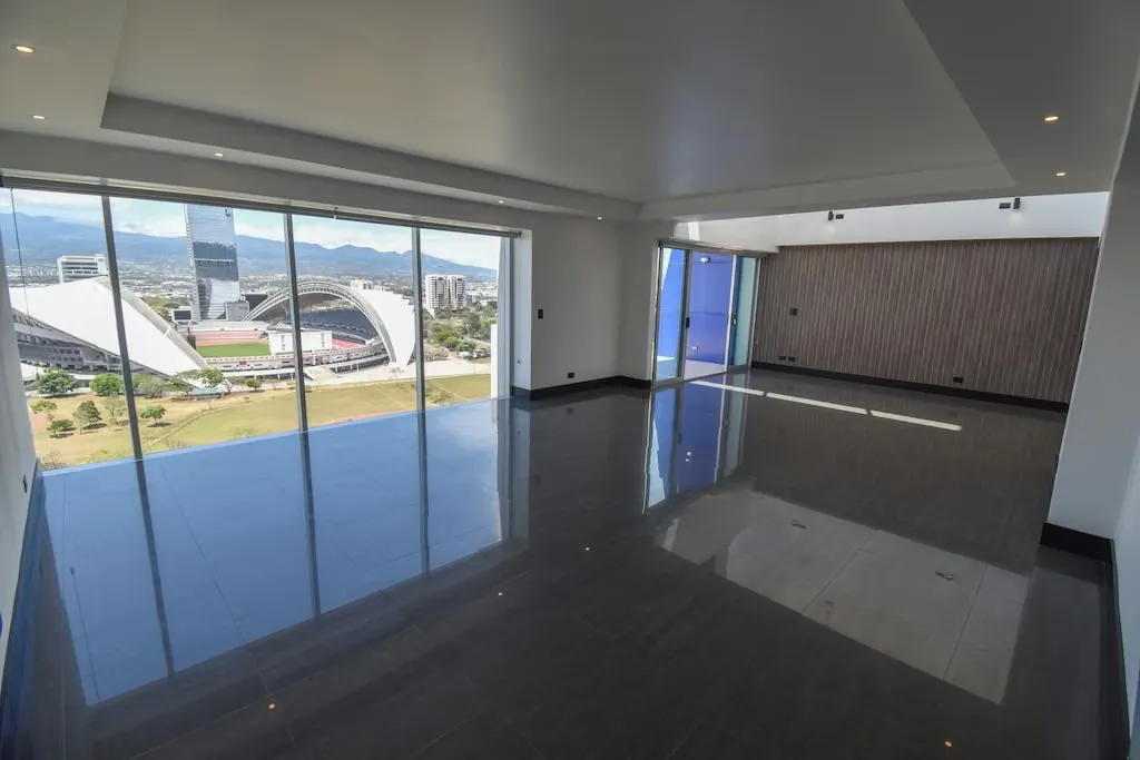 ALQUILER DE AMPLIO APARTAMENTO EN LA SABANA, SAN JOSE.