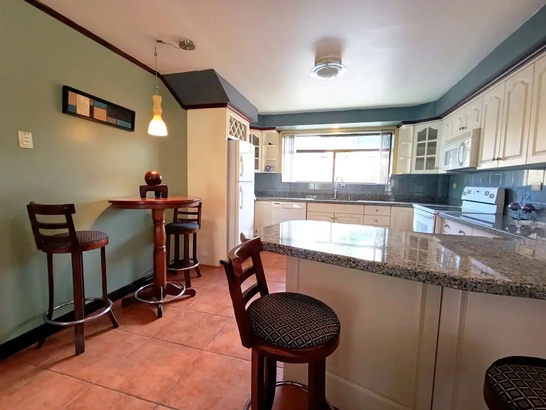 Casa Amueblada En Alquiler En Sarchí Centro – 2 Hab / 2 Baños / Agua Incluida