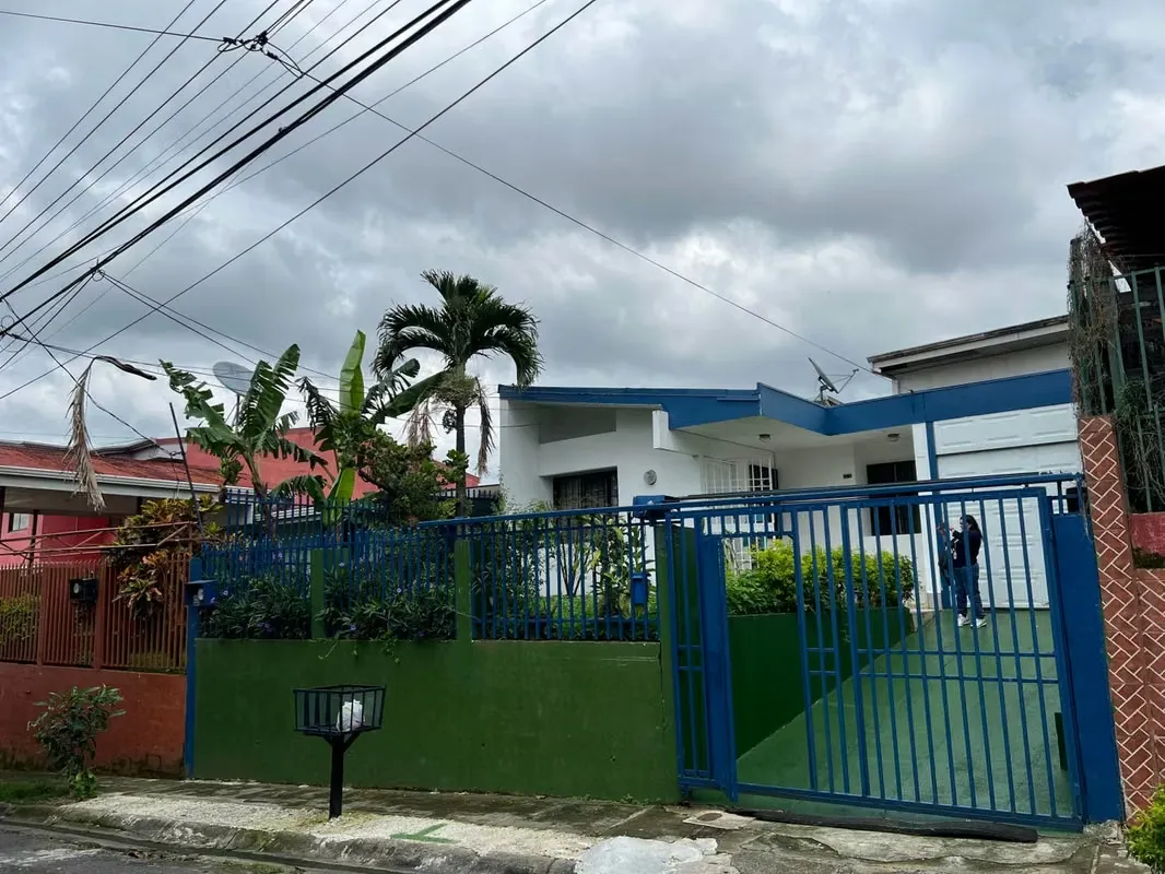 Desde el momento en que llegas, un encantador jardín frontal te da la bienvenida, creando una agradable sensación de tranquilidad y bienestar. Esta ...