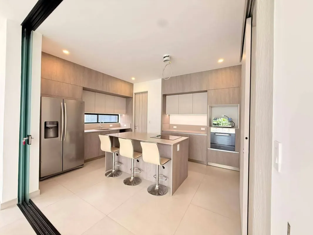 Venta de Exclusiva Casa de Dos Plantas en Condominio de Lindora | Amplios Espacios y Amenidades