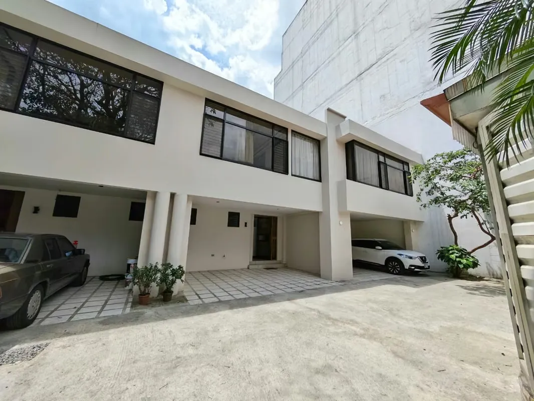 Se alquila casa en Sabana Norte.