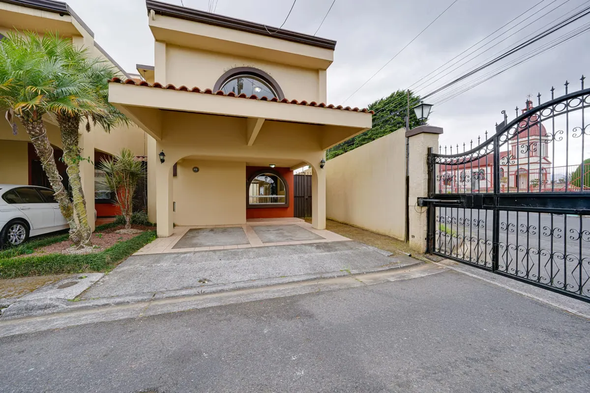 Condominio de 2 plantas con garaje para 2 vehículos y jardín (AAS)