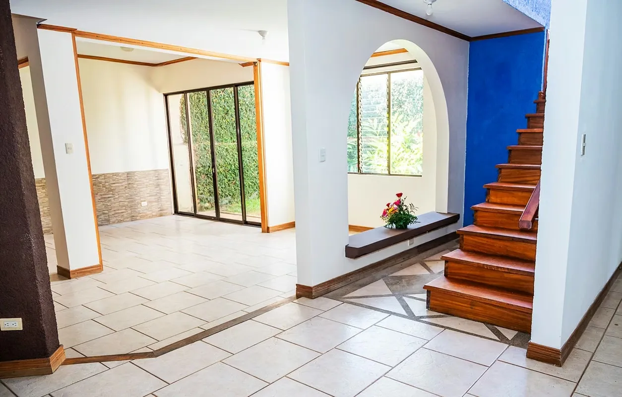 Se alquila casa amplia, luminosa  en Santo Domingo de Heredia!