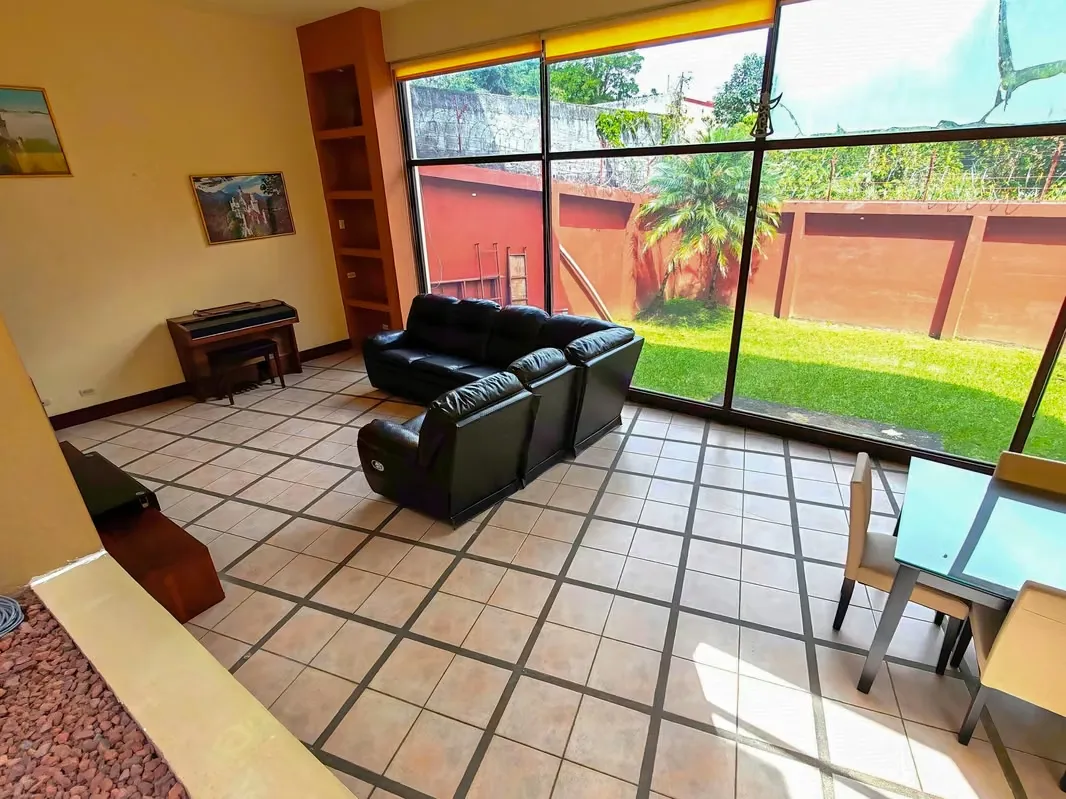 Se Alquila Casa amplia con Patio en Ayarco de Curridabat – cerca Mall Ciudad del este