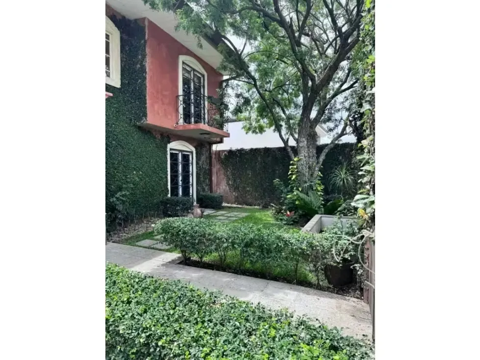 Hermosa casa independiente de 2 plantas, ubicada en un entorno tranquilo y rodeado de exuberante vegetación. Cuenta con 4 amplias ...