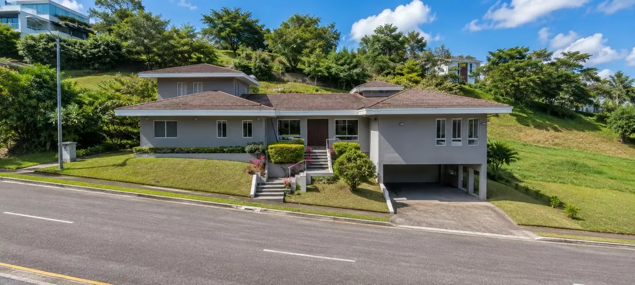 HOUSE FOR SALE IN CIUDAD COLÓN, SAN JOSÉ, COSTA RICA