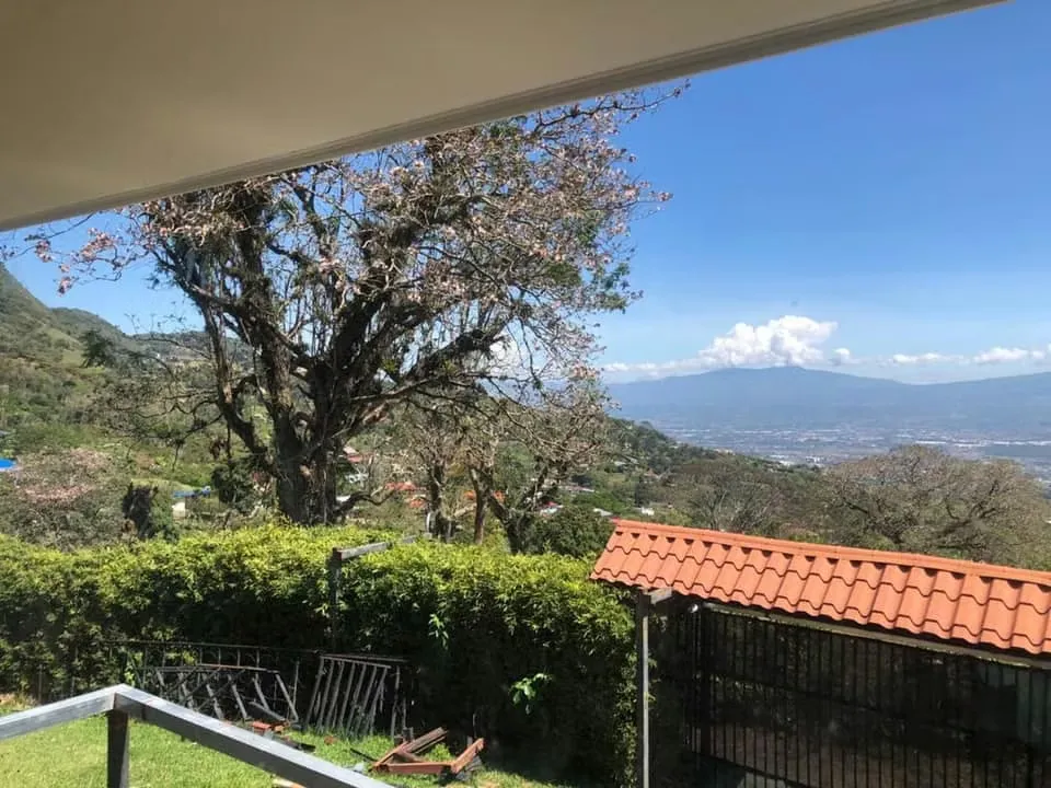 256 / Alquiler / Casa / San Antonio de Escazú / Vista a la ciudad / Jardines / Ambiente de montaña