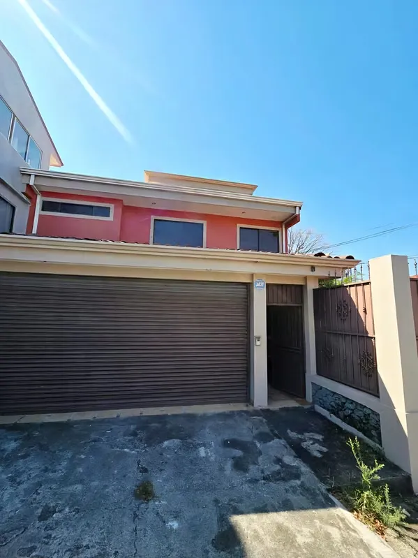 Se vende hermosa propiedad en Santa Lucía de Barva. ¿Buscas una casa amplia, segura y con un toque único en Heredia? Esta propiedad ...