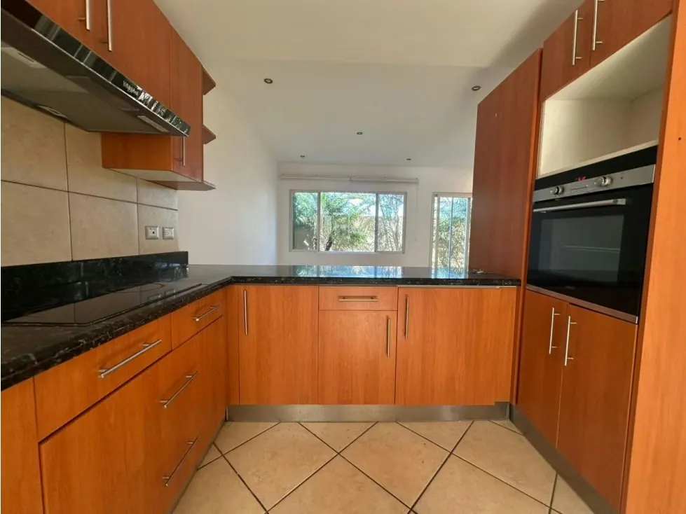 Bella Casa en Condominio en Alquiler en Guachipelin
