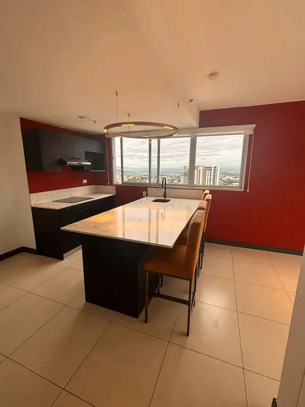 Moderno Apartamento en Piso 17 – Vistas Únicas en Torre U Nunciatura