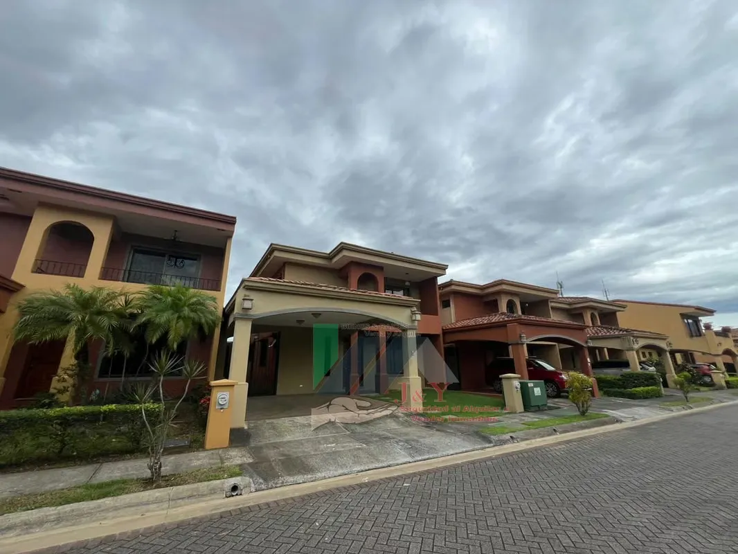 Con excelente ubicación, se encuentra en zona de alta pluvaslia, cerca de escuelas, colegios, comercios, restaurantes, parada de buses, Supermercado, ...