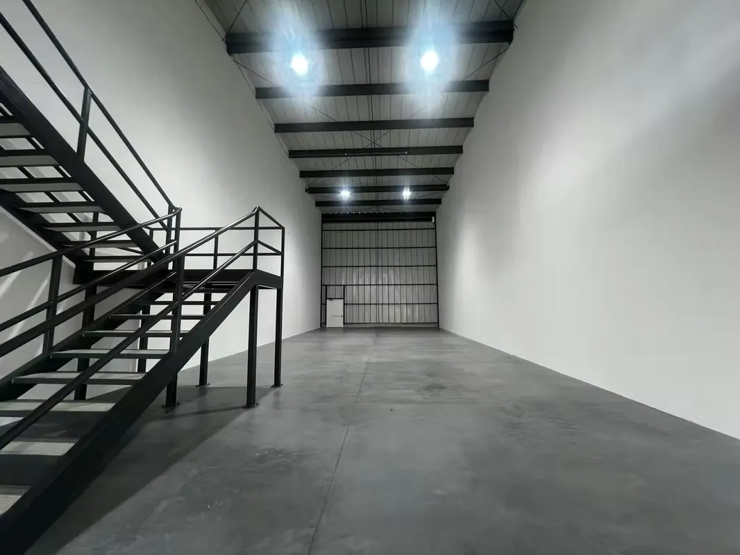 Área total 355m2 (primer piso 285m2 + mezanine 70m2)