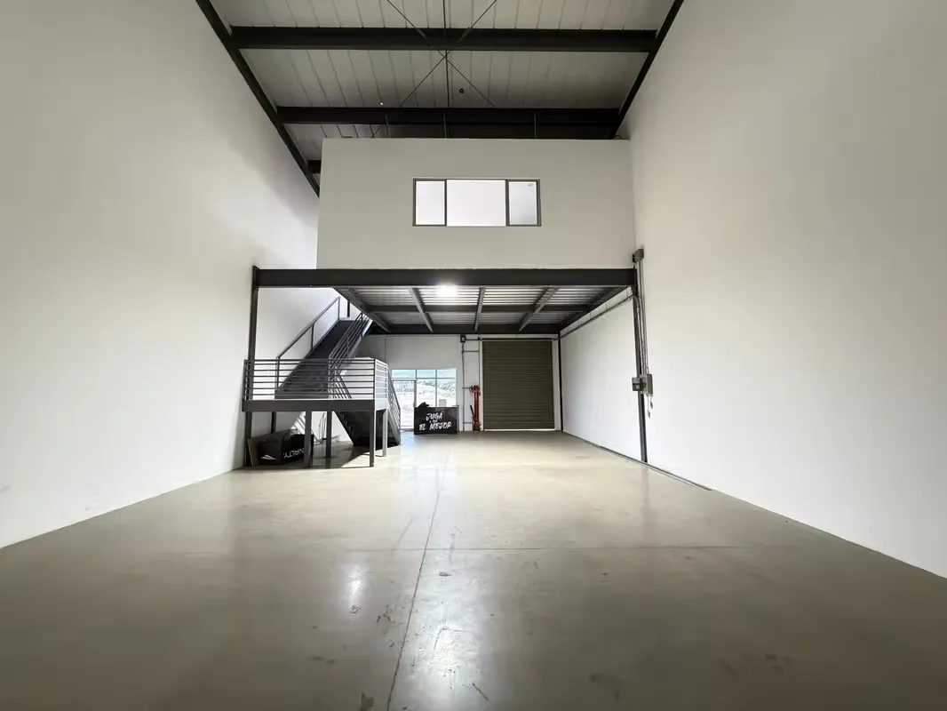 Área total 220m2 (primer piso 150m2 + mezanine 70m2)
