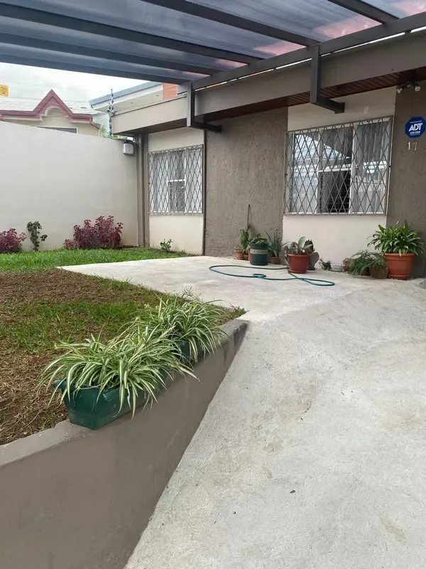 Venta Amplia Casa de un solo nivel en Tibás.