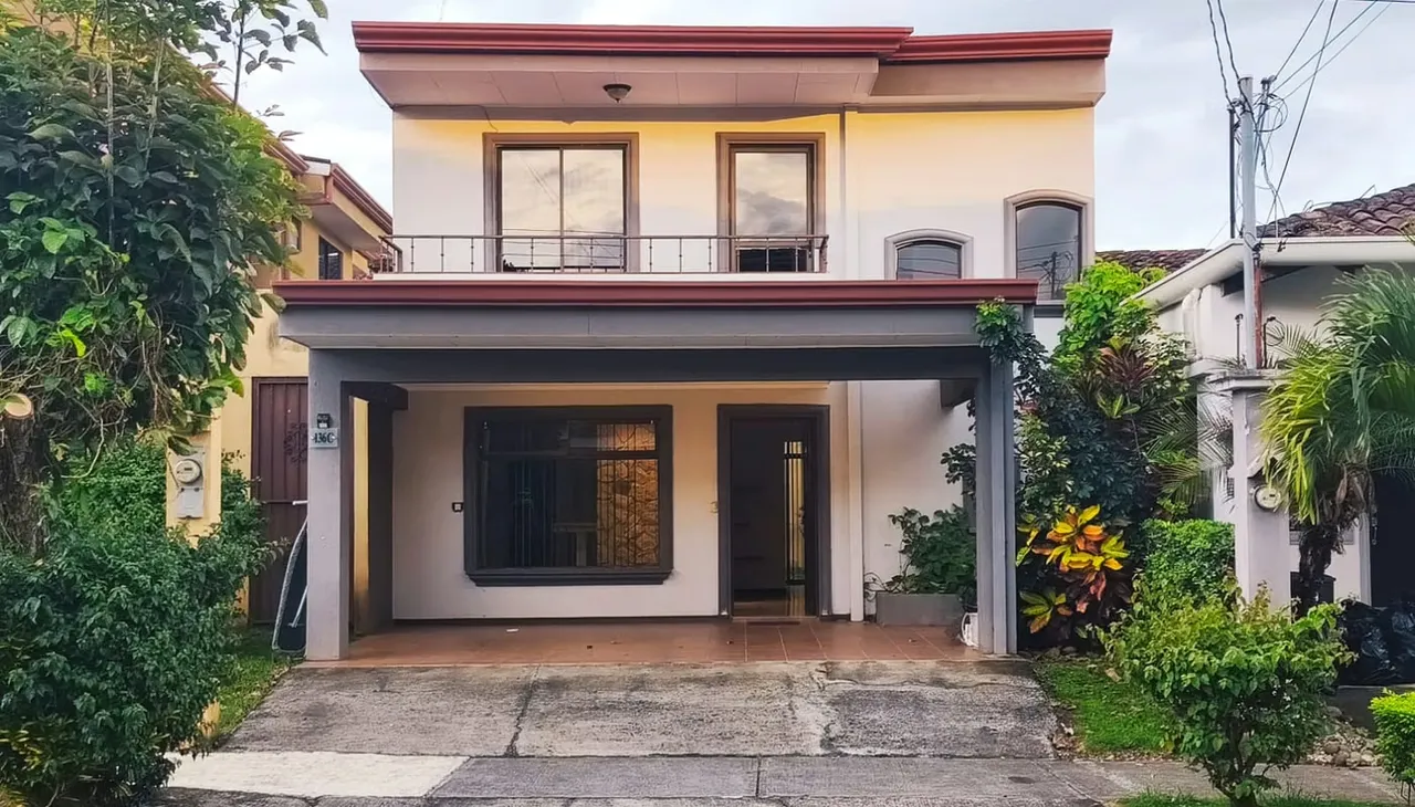 Casa de dos plantas, con espacios amplios. En la primera planta cuenta con 3 ambientes integrados y en la segunda planta con 3 habitaciones, recibidor y balcón.