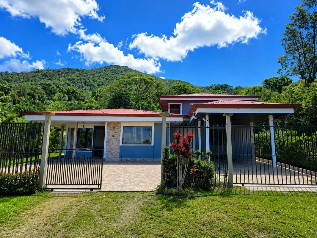 Casa en Venta con Vista a las Montañas – San Pedro de Tarrazú