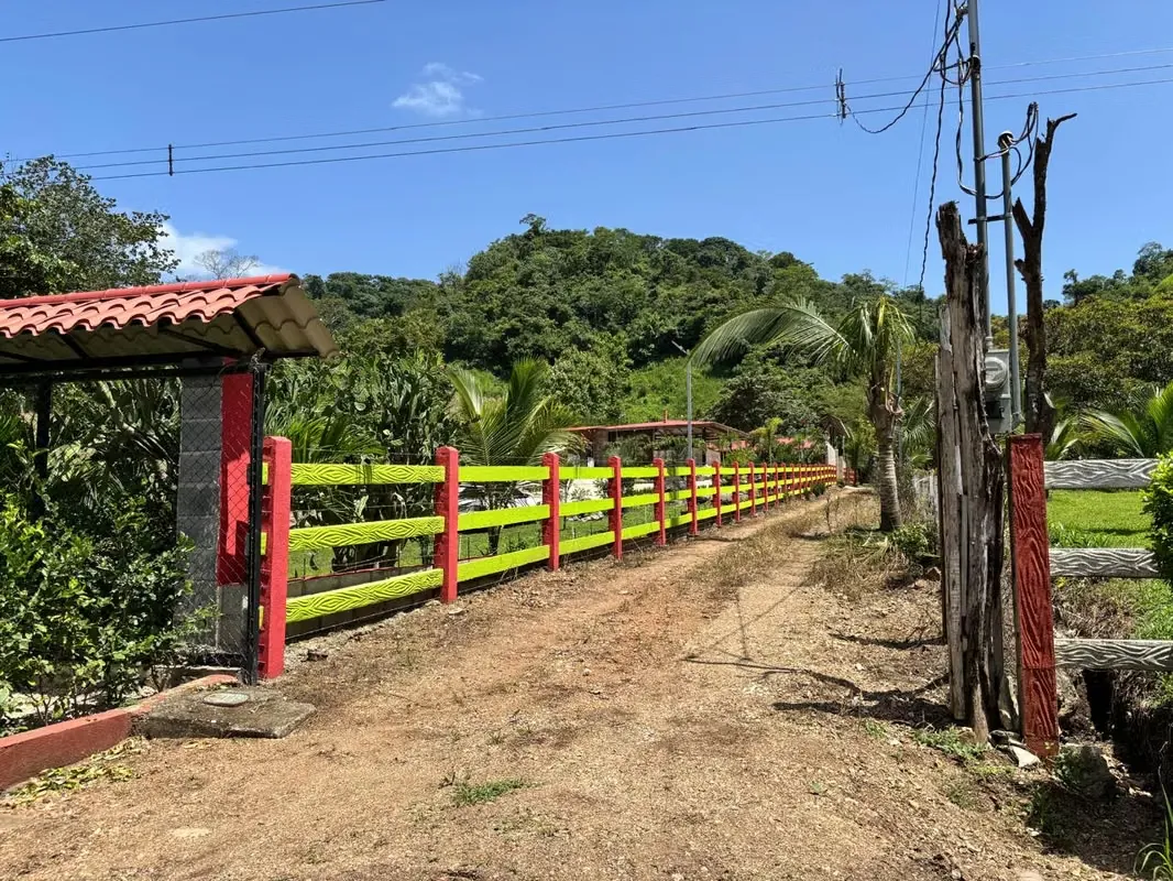 Ideal para Hotel Eco turístico por la riqueza natural que encierra esta propiedad en recursos como maderas preciosas, agua, ...