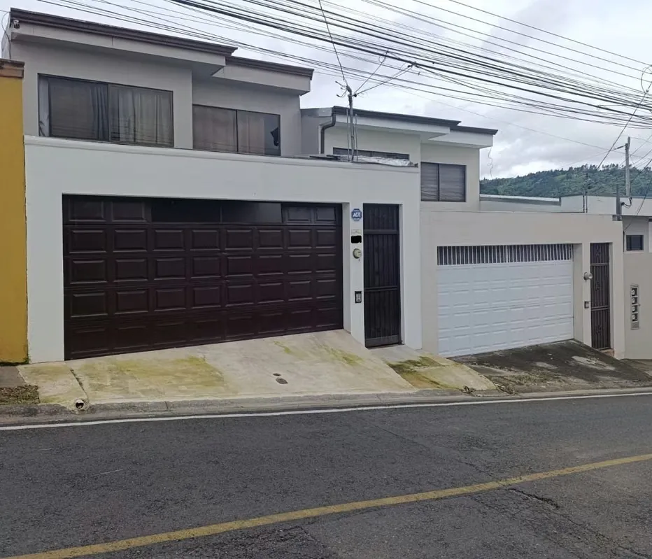 HOUSE FOR SALE IN THREE RIVERS, VERY NICE RESIDENTIAL AND SAFE SVC-83