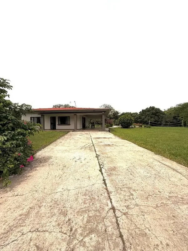 La casa es de un piso, ventanales, tiene terraza techada, Sala comedor y cocina integrados, 2 baños completos, amplia habitación ...