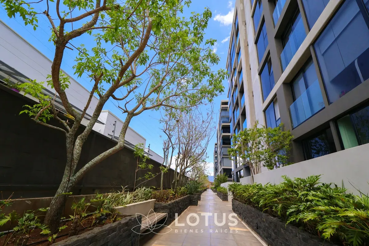 Apartamento esquinero de 82 m² habitables en el Condominio Golfside, ubicado en el tercer piso de la torre