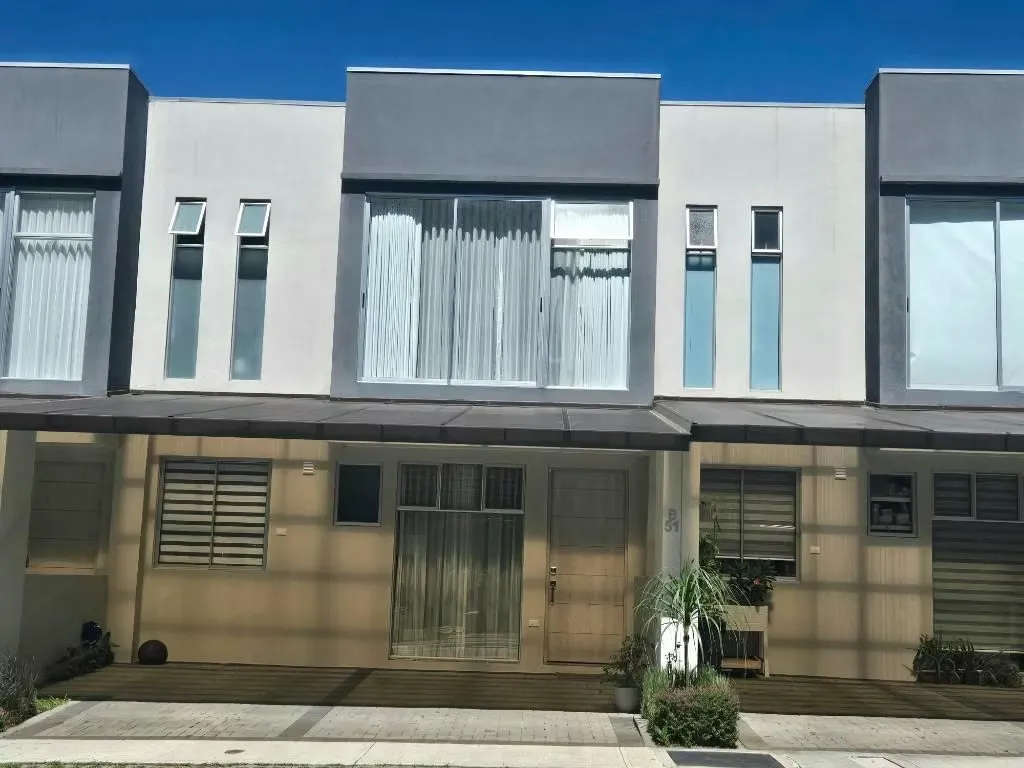Primera planta: Cochera doble, cocina, pilas, sala /comedor, jardín interno, baño visitas y habitación ...