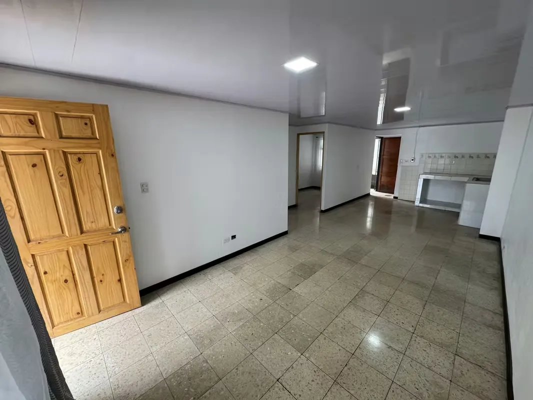 One-floor house with living room - dining room - kitchen, 3 bedrooms, 1 full bathroom, batteries.