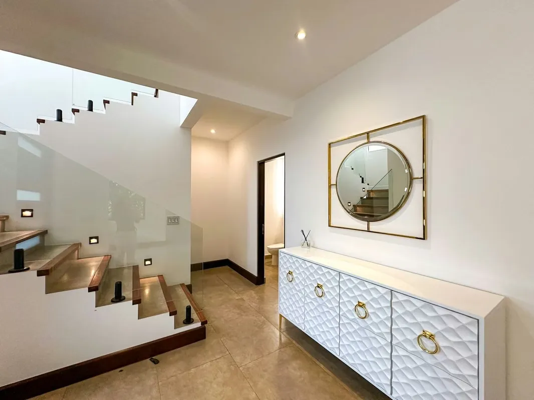 VENTA Y ALQUILER DE CASA EN CONDOMINIO LOMAS DEL VALLE AMUEBLADA