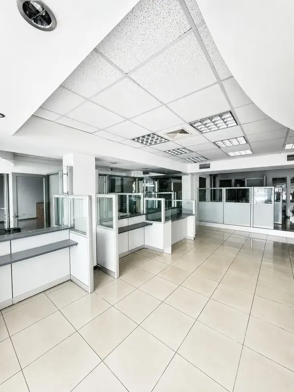 SE ALQUILA LOCAL COMERCIAL EQUIPADO – IDEAL PARA BANCOS, COOPERATIVAS Y CENTROS DE SERVICIO