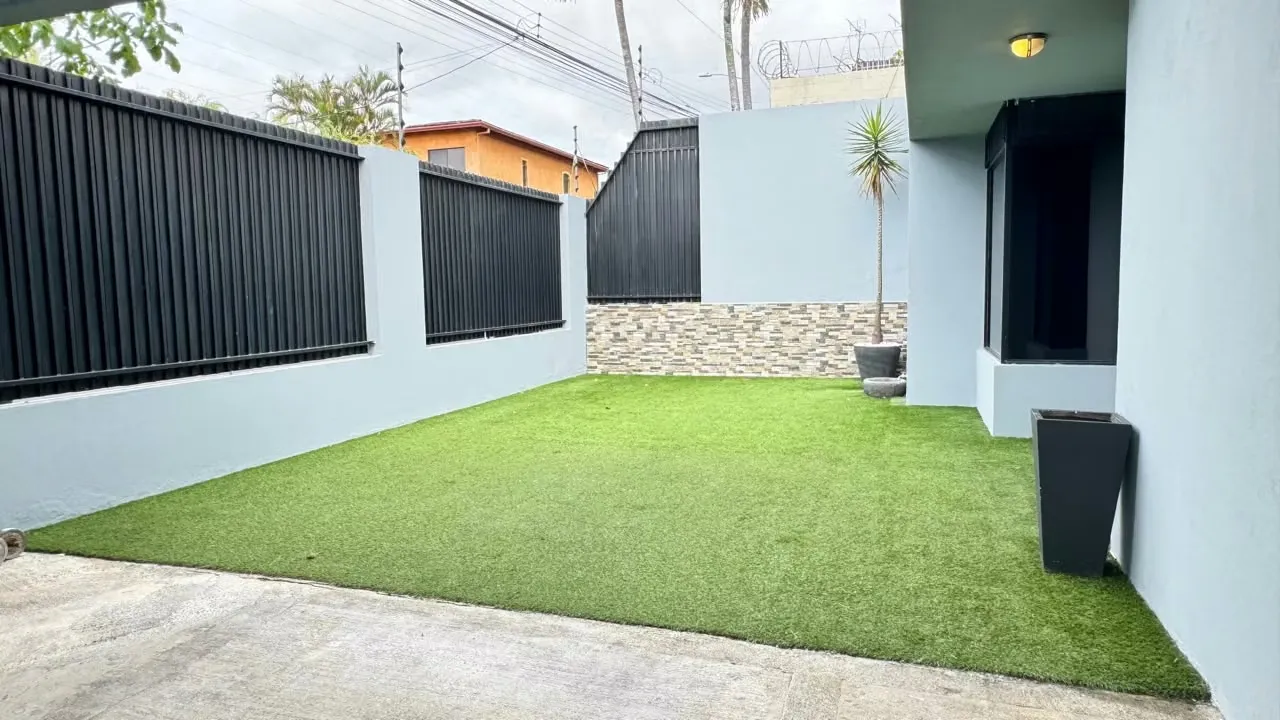 Trejos Montealegre, hermosa-amplia 374m2-fina, 3 hab, 3.5 baños, terraza, jardines, oficina.