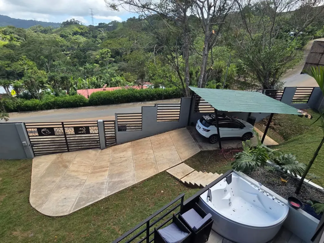 Moderna Villa  con Vista Panorámica y Jacuzzi Privado – Oportunidad Única de Compra
