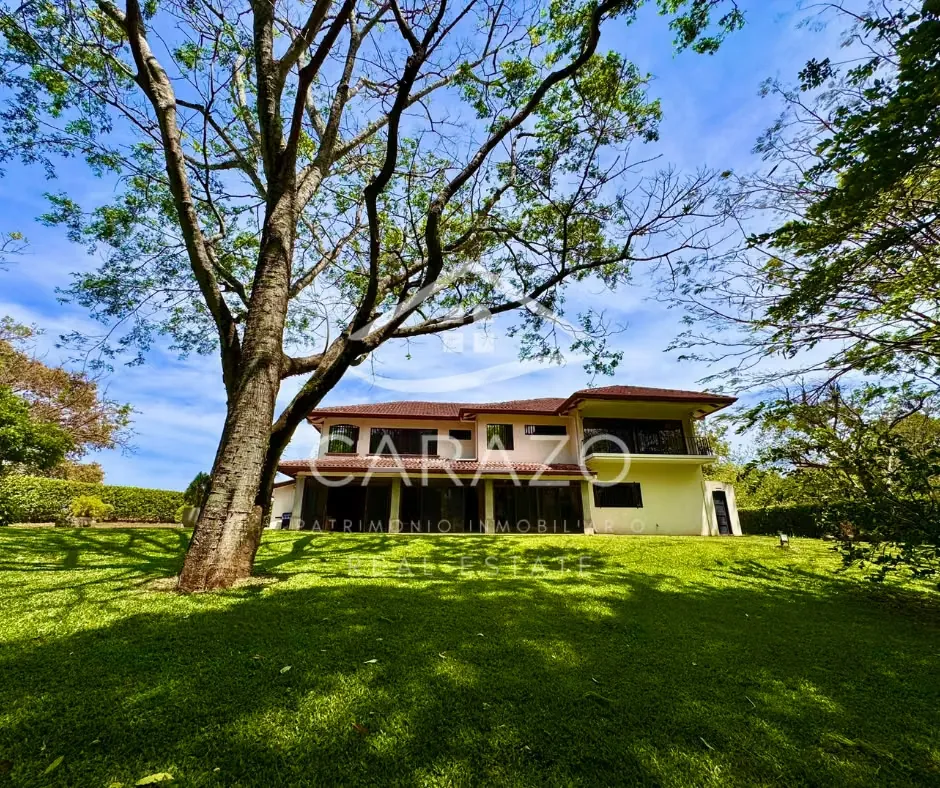 Ubicada en Ciudad Hacienda Los Reyes, esta espectacular residencia ofrece una combinación única de naturaleza, ...