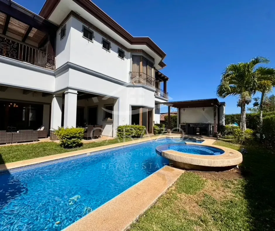 Descubra esta espectacular residencia ubicada en uno de los condominios más exclusivos de Ciudad Hacienda Los Reyes, La ...