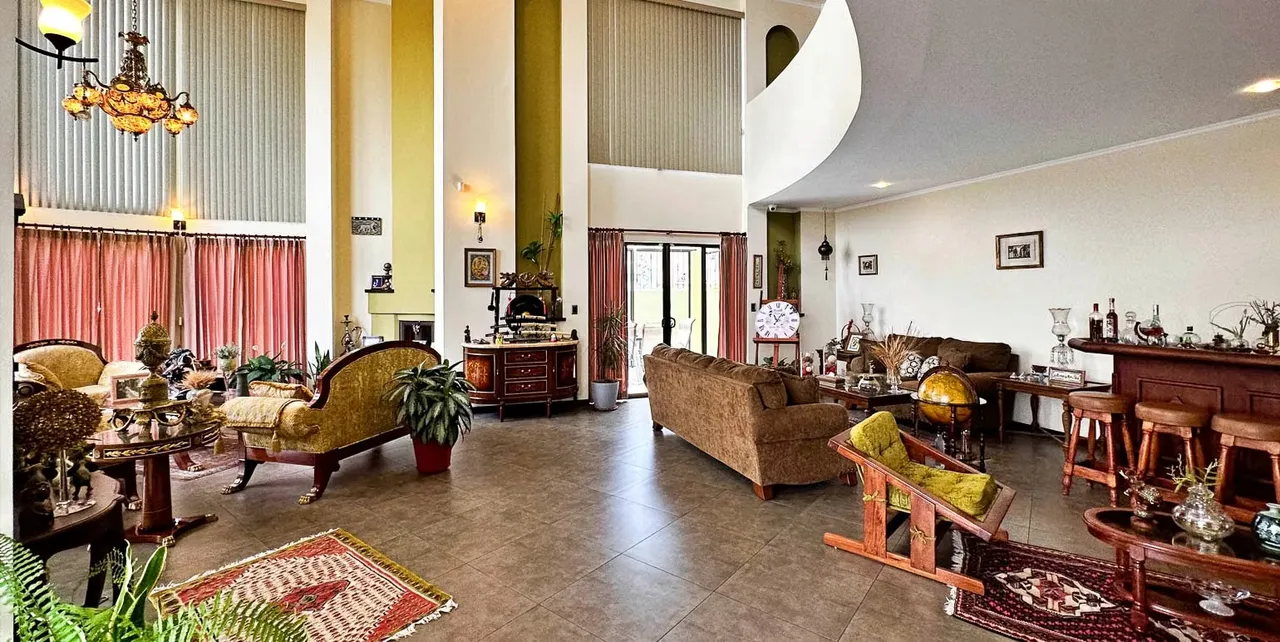 Venta casa de lujo de 3 niveles con jardín, Lomas de Ayarco. (AD)