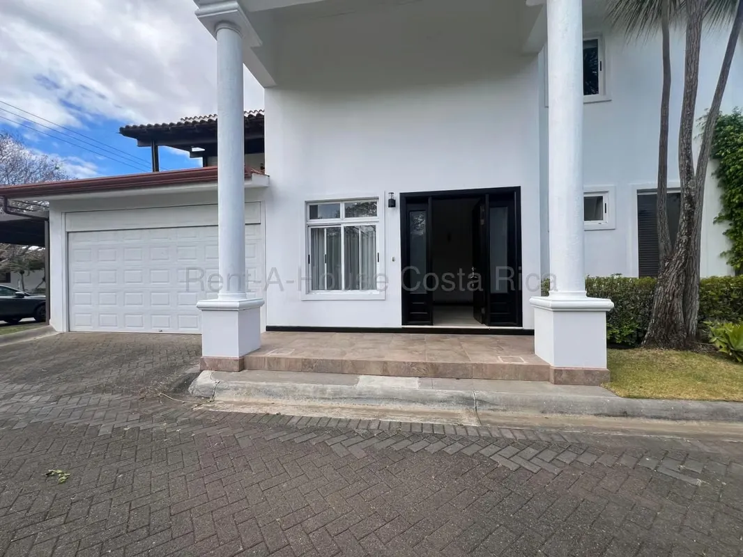 Venta casa de lujo con 4 habitaciones, amplios espacios y golf cercano #26-1558 GS