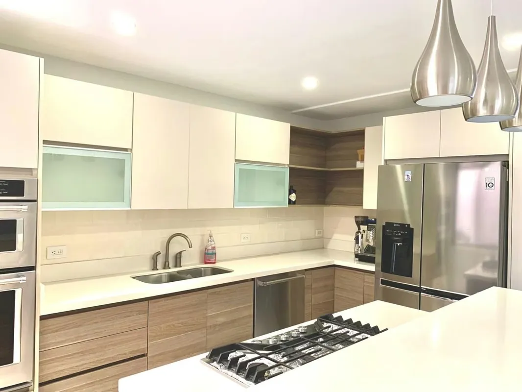 Esta hermosa y acogedora casa en Condominio está completamente remodelada y ampliada, cuenta con finos y ...