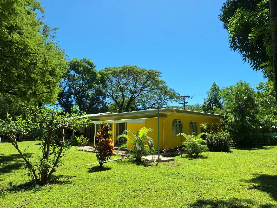 lote con 2 casas cerca playa